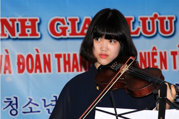 cô gái chơi violon trong chương trình giao lưu