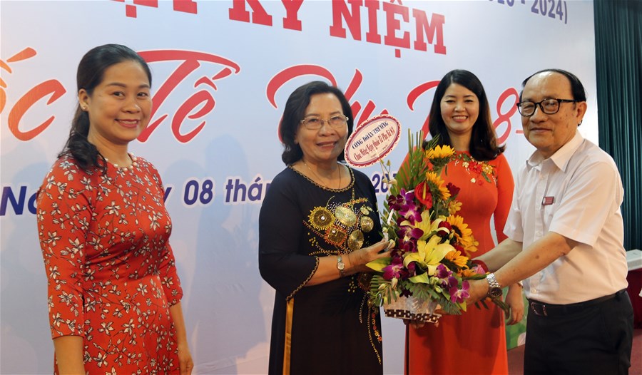 Tại Đại học Lạc Hồng ngày 8/3 còn là dịp để tôn vinh những giá trị cống hiến của tập thể nữ cán bộ, giảng viên, nhân viên nhà trường dành cho sự phát triển của thương hiệu Đại học Lạc Hồng trong suốt 22 năm qua. Với ý nghĩa tích cực đó, sáng ngày (8/3/2019) dưới sự phối hợp của Ban Vì sự tiến bộ phụ nữ, Ban Nữ công và Hội nữ tri thức Đại học Lạc Hồng, gần 300 nữ công đoàn viên của Trường đã có ngày họp mặt ngập tràn hoa và lời chúc tốt đẹp.