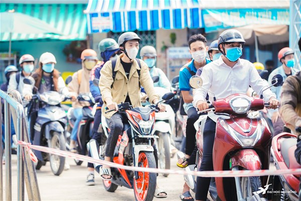 Sinh viên LHU trở lại Trường sau thời gian "bị dịch bỏ quên"