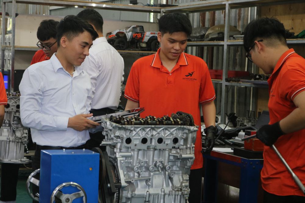 Sinh viên ngành Công nghệ Kỹ thuật Ô tô rèn luyện tại nghề tại LHU 